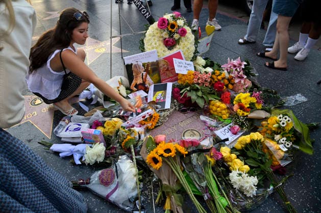 Fans gather around Dolly Parton s Hollywood Walk of Fame star, paying tribute with flowers and notes to the iconic singer, songwriter, actress, business woman, and philanthropist on Tuesday, August 24, 2026. Parton died today after a Brief Battle with cancer, her reps confirmed.  LAP2026082511 JIMxRUYMEN