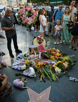 Fans gather around Dolly Parton s Hollywood Walk of Fame star, paying tribute with flowers and notes to the iconic singer, songwriter, actress, business woman, and philanthropist on Tuesday, August 25, 2026. Parton died today after a Brief Battle with cancer, her reps confirmed.  LAP2026082516 JIMxRUYMEN