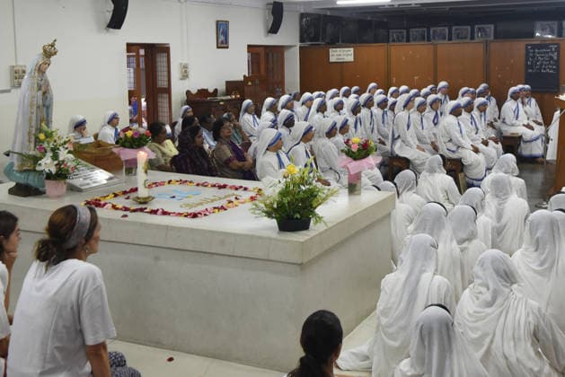 India Saint Teresa Nuns of the Missionaries of Charity offer prayers at the tomb of Saint Teresa of Kolkata on her 116th birth anniversary at the Mother House in Kolkata, India, Wednesday, August 26, 2026.Photo by Debajyoti Chakraborty(Photo: Debajyoti Chakraborty News Images) Kolkata West Bengal India Copyright: xDebajyotixChakrabortyx NewsxImagesx