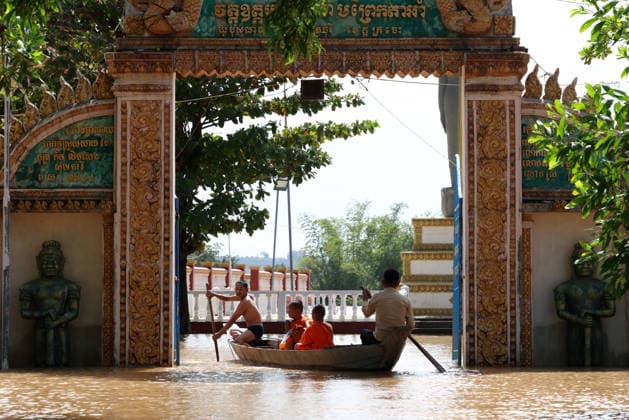 (260826) -- KRATIE, Aug. 26, 2026 -- Monks take a boat through floodwater in Kratie province, Cambodia, Aug. 25, 2026. The flooding of the Mekong River has affected 13,688 families across four Cambodian provinces, forcing 1,551 families to evacuate to higher ground, a disaster control spokesperson said Tuesday. Soth Kim Kolmony, spokesperson for the National Committee for Disaster Management (NCDM), said Kratie, Tboung Khmum, Stung Treng, and Kampong Cham provinces have faced severe flooding since last Friday, triggered by the aftermath of Typhoon Saudel. (Photo by Xinhua) CAMBODIA-KRATIE-MEKONG RIVER-FLOOD Sovannara 