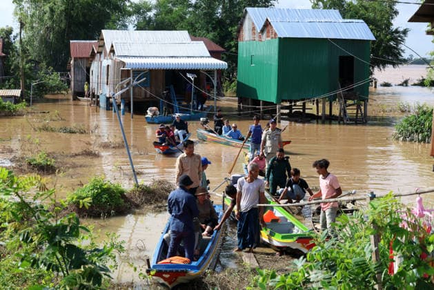 (260826) -- KRATIE, Aug. 26, 2026 -- Rescuers evacuate flood-affected villagers in Kratie province, Cambodia, Aug. 25, 2026. The flooding of the Mekong River has affected 13,688 families across four Cambodian provinces, forcing 1,551 families to evacuate to higher ground, a disaster control spokesperson said Tuesday. Soth Kim Kolmony, spokesperson for the National Committee for Disaster Management (NCDM), said Kratie, Tboung Khmum, Stung Treng, and Kampong Cham provinces have faced severe flooding since last Friday, triggered by the aftermath of Typhoon Saudel. (Photo by Xinhua) CAMBODIA-KRATIE-MEKONG RIVER-FLOOD Sovannara 