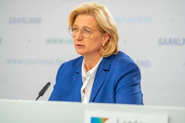 Das Saarland muss nach einem Urteil des Bundesverfassungsgerichts 282 Millionen Euro zusätzlich an seine Beamten auszahlen. Als gerade so machbar bezeichnete das Ministerpräsidentin Anke Rehlinger zusammen mit Innenminister Reinhold Jost und Finanzminister Jakob von Weizsäcker bei der Landespressekonferenz in Saarbrücken am Dienstag (25.8.2026). *** According to a ruling by the Federal Constitutional Court, the state of Saarland must pay an additional 282 million euros to its civil servants. At a state press conference in Saarbrücken on Tuesday, August 25, Minister-President Anke Rehlinger, along with Interior Minister Reinhold Jost and Finance Minister Jakob von Weizsäcker, described this as barely feasible. 2026 bub