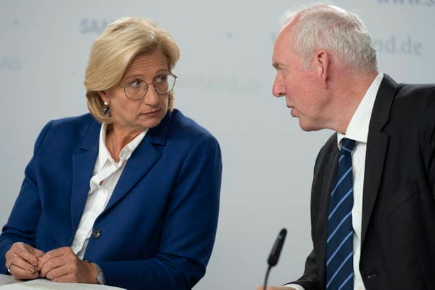Das Saarland muss nach einem Urteil des Bundesverfassungsgerichts 282 Millionen Euro zusätzlich an seine Beamten auszahlen. Als gerade so machbar bezeichnete das Ministerpräsidentin Anke Rehlinger zusammen mit Innenminister Reinhold Jost und Finanzminister Jakob von Weizsäcker bei der Landespressekonferenz in Saarbrücken am Dienstag (25.8.2026). *** According to a ruling by the Federal Constitutional Court, the state of Saarland must pay an additional 282 million euros to its civil servants. At a state press conference in Saarbrücken on Tuesday, August 25, Minister-President Anke Rehlinger, along with Interior Minister Reinhold Jost and Finance Minister Jakob von Weizsäcker, described this as barely feasible. 2026 bub