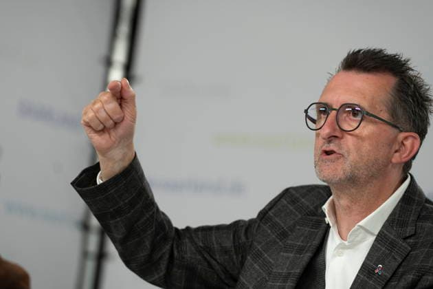 Das Saarland muss nach einem Urteil des Bundesverfassungsgerichts 282 Millionen Euro zusätzlich an seine Beamten auszahlen. Als gerade so machbar bezeichnete das Ministerpräsidentin Anke Rehlinger zusammen mit Innenminister Reinhold Jost und Finanzminister Jakob von Weizsäcker bei der Landespressekonferenz in Saarbrücken am Dienstag (25.8.2026). *** According to a ruling by the Federal Constitutional Court, the state of Saarland must pay an additional 282 million euros to its civil servants. At a state press conference in Saarbrücken on Tuesday, August 25, Minister-President Anke Rehlinger, along with Interior Minister Reinhold Jost and Finance Minister Jakob von Weizsäcker, described this as barely feasible. 2026 bub
