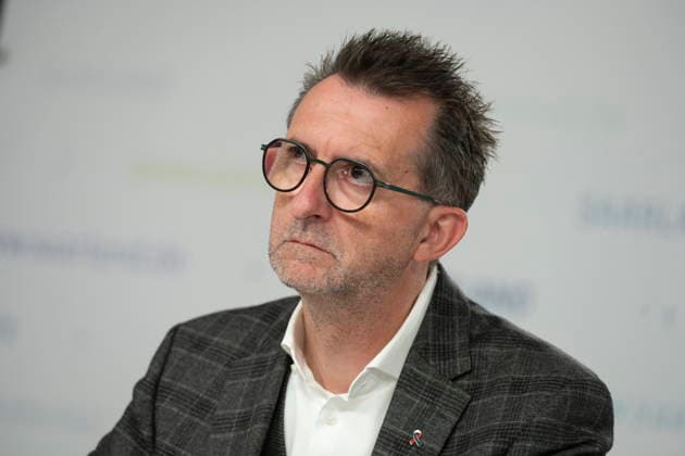 Das Saarland muss nach einem Urteil des Bundesverfassungsgerichts 282 Millionen Euro zusätzlich an seine Beamten auszahlen. Als gerade so machbar bezeichnete das Ministerpräsidentin Anke Rehlinger zusammen mit Innenminister Reinhold Jost und Finanzminister Jakob von Weizsäcker bei der Landespressekonferenz in Saarbrücken am Dienstag (25.8.2026). *** According to a ruling by the Federal Constitutional Court, the state of Saarland must pay an additional 282 million euros to its civil servants. At a state press conference in Saarbrücken on Tuesday, August 25, Minister-President Anke Rehlinger, along with Interior Minister Reinhold Jost and Finance Minister Jakob von Weizsäcker, described this as barely feasible. 2026 bub