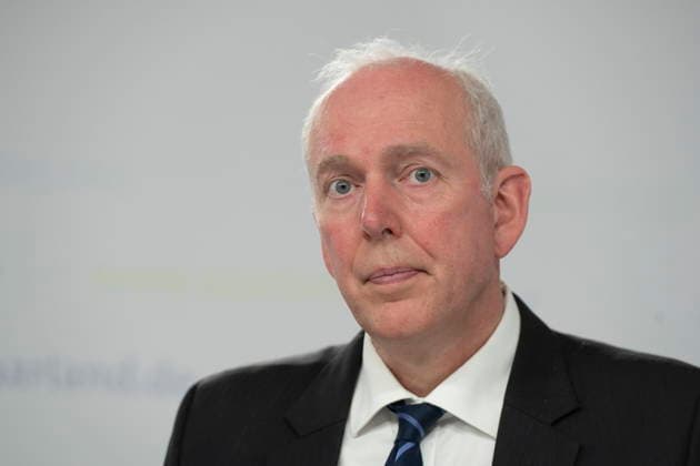 Das Saarland muss nach einem Urteil des Bundesverfassungsgerichts 282 Millionen Euro zusätzlich an seine Beamten auszahlen. Als gerade so machbar bezeichnete das Ministerpräsidentin Anke Rehlinger zusammen mit Innenminister Reinhold Jost und Finanzminister Jakob von Weizsäcker bei der Landespressekonferenz in Saarbrücken am Dienstag (25.8.2026). *** According to a ruling by the Federal Constitutional Court, the state of Saarland must pay an additional 282 million euros to its civil servants. At a state press conference in Saarbrücken on Tuesday, August 25, Minister-President Anke Rehlinger, along with Interior Minister Reinhold Jost and Finance Minister Jakob von Weizsäcker, described this as barely feasible. 2026 bub