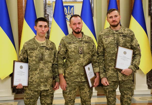Commander of a squad in a company of the 1st Separate Medical Battalion of the Ground Forces of the Armed Forces of Ukraine, Junior Lieutenant Antin Roshchin, head of the 1st Separate Medical Battalion of the Ground Forces of the Armed Forces of Ukraine, Major of the Medical Service Asan Charukhov and chief of the Staff Group of the 1st Separate Medical Battalion of the Land Forces, Senior Lieutenant Oleksandr Dziuba (L to R) pose for a photo after accepting the National Legend of Ukraine awards at the Mariinskyi Palace, Kyiv, Ukraine, August 25, 2026. Established in 2021, the President of Ukraine’s National Legend of Ukraine award honours individuals who have contributed to the establishment of an independent Ukraine, the defence of the co  Copyright: xYuliiaxOvsiannikovax