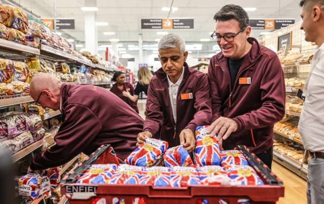 British PM Andy Burnham visits Sainsbury™s store in Nine Elms, London Prime Minister Andy Burnham helps to stack loaves of bread onto a shelf with the help of Mayor of London Sadiq Khan and Pat McFadden Secretary of State for Work and Pensions during a visit to a Sainsbury™s store in Nine Elms in London, Credit:Richard Pohle PA ROTA - B68 Avalon  Copyright: xRichardxPohlex xPAxROTAx-xB68x xAvalonx 1128558055
