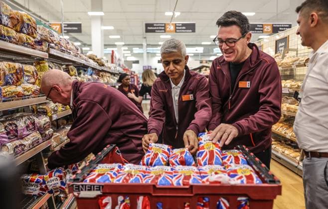 British PM Andy Burnham visits Sainsbury™s store in Nine Elms, London Prime Minister Andy Burnham helps to stack loaves of bread onto a shelf with the help of Mayor of London Sadiq Khan and Pat McFadden Secretary of State for Work and Pensions during a visit to a Sainsbury™s store in Nine Elms in London, Credit:Richard Pohle PA ROTA - B68 Avalon  Copyright: xRichardxPohlex xPAxROTAx-xB68x xAvalonx 1128558064
