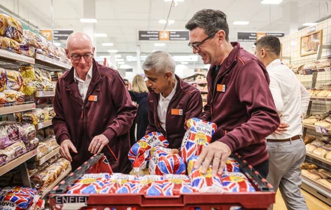 British PM Andy Burnham visits Sainsbury™s store in Nine Elms, London Prime Minister Andy Burnham helps to stack loaves of bread onto a shelf with the help of Mayor of London Sadiq Khan and Pat McFadden Secretary of State for Work and Pensions during a visit to a Sainsbury™s store in Nine Elms in London, Credit:Richard Pohle PA ROTA - B68 Avalon  Copyright: xRichardxPohlex xPAxROTAx-xB68x xAvalonx 1128558074