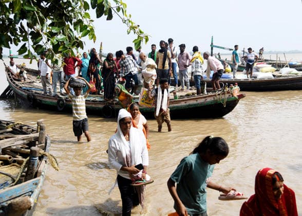 People move to a safer place as the Ganga River s water level rises in Bihar Patna, Aug 26 (ANI): People with their belongings arrive to a safer place by boat from the flood-affected area as the Ganga River s water level rises, in Patna on Wednesday. Patna Bihar India Copyright: xANIx ANI_20260826010