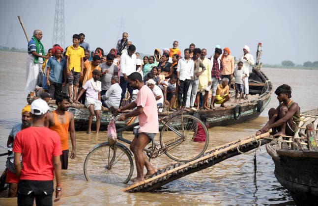 People move to a safer place as the Ganga River s water level rises in Bihar Patna, Aug 26 (ANI): A man unloads his cycle as he arrives to a safer place by boat from the flood-affected area as the Ganga River s water level rises, in Patna on Wednesday. Patna Bihar India Copyright: xANIx ANI_20260826013