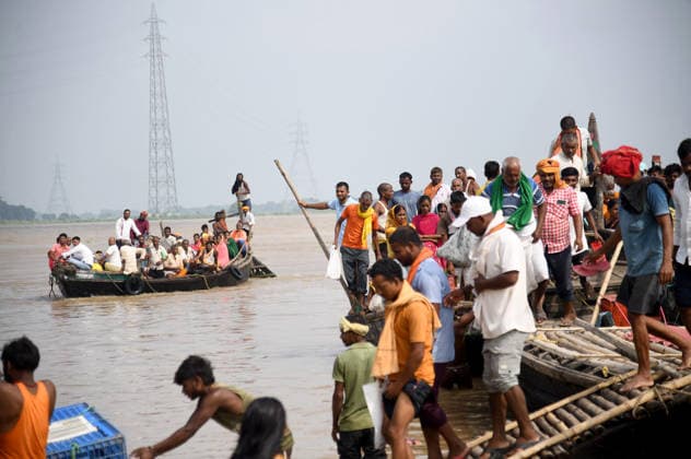 People move to a safer place as the Ganga River s water level rises in Bihar Patna, Aug 26 (ANI): People with their belongings arrive at a safer place by boat from the flood-affected area as the Ganga River s water level rises, in Patna on Wednesday. Patna Bihar India Copyright: xANIx ANI_20260826014