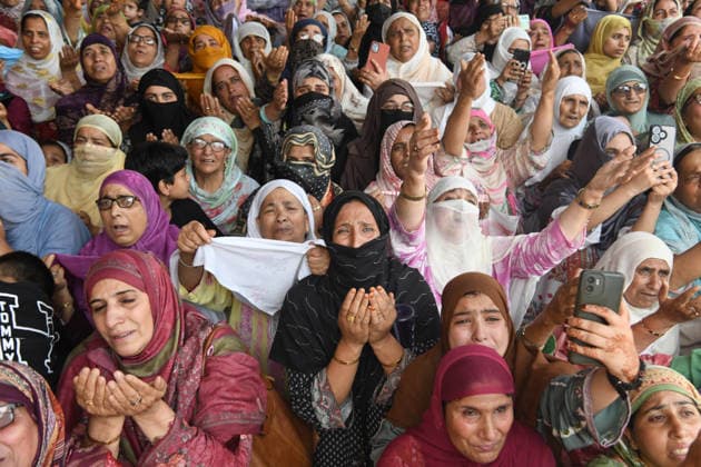August 26, 2026, Srinagar, Jammu And Kashmir, India: Kashmiri Muslim devotees pray as a priest displays a relic believed to be a hair from the beard of the Prophet Muhammad during a gathering organized for Eid Milad-un-Nabi, also known as Mawlid, which marks the birth anniversary of the Prophet, at the Hazratbal Shrine in Srinagar, Jammu and Kashmir, India, on August 26, 2026. Srinagar India - ZUMAz120 20260826_zip_z120_011 Copyright: xBasitxZargarx