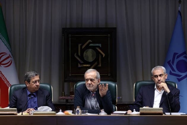 Iranian President Masoud Pezeshkian TEHRAN, IRAN - AUGUST 26: (----EDITORIAL USE ONLY – MANDATORY CREDIT - IRANIAN PRESIDENCY HANDOUT - NO MARKETING NO ADVERTISING CAMPAIGNS - DISTRIBUTED AS A SERVICE TO CLIENTS----) ( RESTRICTIONS: NO Access Israel Media Persian Language TV Stations Outside Iran Strictly No Access BBC Persian VOA Persian Manoto TV Iran International TV ) Iranian President Masoud Pezeshkian (C) speaks during a meeting with prominent economists, at the Central Bank of Iran in Tehran, Iran, on August 26, 2026. Iranian Presidency Handout Anadolu Tehran Iran. Editorial use only. Please get in touch for any other usage.  Copyright: x2026xAnadoluxIranianxPresidencyx xHandoutx