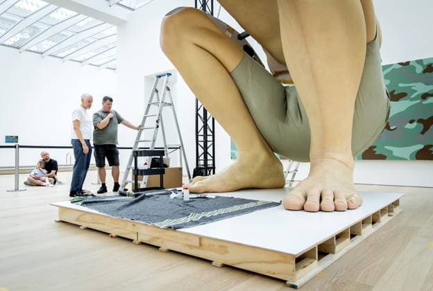 WASSENAAR - Artist Ron Mueck during the installation of the meters-high sculpture Boy by the Australian artist, known for his lifelike and enlarged human figures, at Museum Voorlinden. Its arrival coincides with the museum s tenth anniversary. KOEN VAN WEEL ANP netherlands out - belgium out  Copyright: xx x566300787x originalFilename: 566300787.jpg