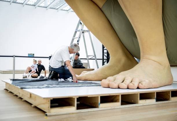 WASSENAAR - Artist Ron Mueck during the installation of the meters-high sculpture Boy by the Australian artist, known for his lifelike and enlarged human figures, at Museum Voorlinden. Its arrival coincides with the museum s tenth anniversary. KOEN VAN WEEL ANP netherlands out - belgium out  Copyright: xx x566300796x originalFilename: 566300796.jpg