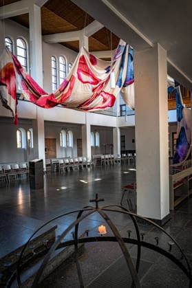 Berlin Mitte Tiergarten; das Kulturforum : Kirche St. Matthäus am Matthäikirchplatz; Ausstellung: Als ich dachte es sei Luft - eine Installation von Nadine Schemmann - 26.08.2026 Kulturforum *** Berlin Mitte, Tiergarten, Kulturforum, St. Matthäus Church on Matthäikirchplatz, Exhibition: When I Thought It Was Air, an installation by Nadine Schemmann, August 26, 2026, Kulturforum