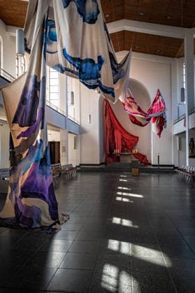 Berlin Mitte Tiergarten; das Kulturforum : Kirche St. Matthäus am Matthäikirchplatz; Ausstellung: Als ich dachte es sei Luft - eine Installation von Nadine Schemmann - 26.08.2026 Kulturforum *** Berlin Mitte, Tiergarten, Kulturforum, St. Matthäus Church on Matthäikirchplatz, Exhibition: When I Thought It Was Air, an installation by Nadine Schemmann, August 26, 2026, Kulturforum