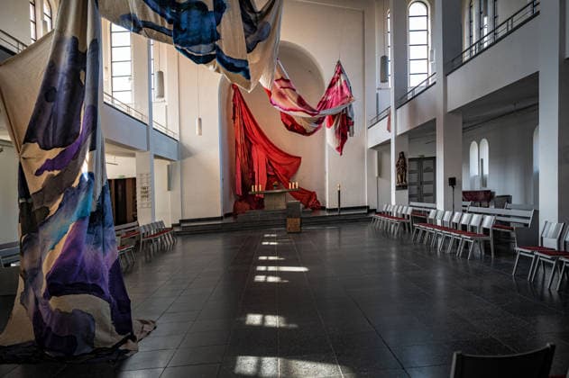 Berlin Mitte Tiergarten; das Kulturforum : Kirche St. Matthäus am Matthäikirchplatz; Ausstellung: Als ich dachte es sei Luft - eine Installation von Nadine Schemmann - 26.08.2026 Kulturforum *** Berlin Mitte, Tiergarten, Kulturforum, St. Matthäus Church on Matthäikirchplatz, Exhibition: When I Thought It Was Air, an installation by Nadine Schemmann, August 26, 2026, Kulturforum