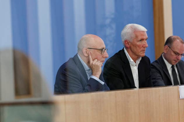 Wirtschaftsschutzstudie 2026 2026-08-26 Deutschland, Berlin Bundespressekonferenz: Bitkom-Präsident Dr. Ralf Wintergerst (r.) und der Präsident des Bundesamts für Verfassungsschutz (BfV), Sinan Selen, stellen die Wirtschaftsschutzstudie 2026 vor. *** 2026 Economic Security Study August 26, 2026, Berlin, Germany—At a federal press conference, Bitkom President Dr. Ralf Wintergerst and Sinan Selen, President of the Federal Office for the Protection of the Constitution (BfV), present the 2026 Economic Security Study