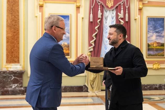 Zelensky Presents National Legend of Ukraine Awards Ukrainian President Volodymyr Zelensky presents the National Legend of Ukraine awards to a number of military personnel and civilians during a ceremony in Ukraine on August 26, 2026. Photo by PRESIDENT OF UKRAINE apaimages Ukraine Ukraine Ukraine 260826_Ukraine_UPO_00(17).jpeg Copyright: xapaimagesxPRESIDENTxOFxUKRAINEx xapaimagesx
