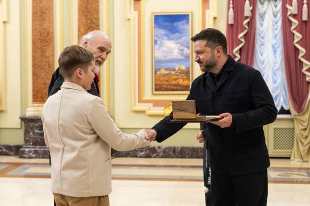 Zelensky Presents National Legend of Ukraine Awards Ukrainian President Volodymyr Zelensky presents the National Legend of Ukraine awards to a number of military personnel and civilians during a ceremony in Ukraine on August 26, 2026. Photo by PRESIDENT OF UKRAINE apaimages Ukraine Ukraine Ukraine 260826_Ukraine_UPO_00(10).jpeg Copyright: xapaimagesxPRESIDENTxOFxUKRAINEx xapaimagesx