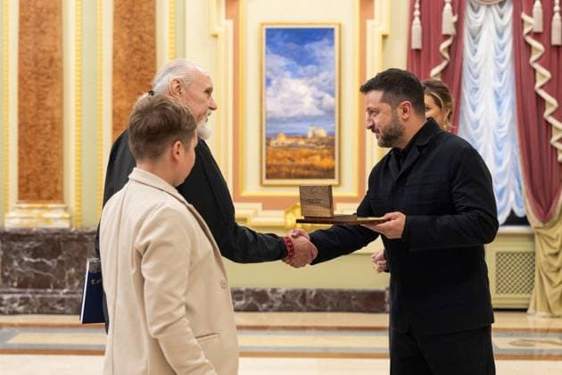 Zelensky Presents National Legend of Ukraine Awards Ukrainian President Volodymyr Zelensky presents the National Legend of Ukraine awards to a number of military personnel and civilians during a ceremony in Ukraine on August 26, 2026. Photo by PRESIDENT OF UKRAINE apaimages Ukraine Ukraine Ukraine 260826_Ukraine_UPO_00(19).jpeg Copyright: xapaimagesxPRESIDENTxOFxUKRAINEx xapaimagesx
