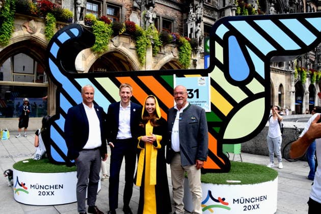 IHK-Regionalausschuss-den David Boppert als Vertretern des Bündnisses PRO Olympia Dominik Krause Oberbuergermeister Muenchen Sinah Hochreiter Muenchner Kindl Wolfram Hatz, Präsident der Vereinigung der Bayerischen Wirtschaft Muenchen 26.08.2026 Marienplatz vor Symbol Olympia Waldi Oberbürgermeister Dominik Krause Wirtschaftsreferent Dr. Christian Scharpf geben gemeinsam mit Wolfram Hatz, Präsident der Vereinigung der Bayerischen Wirtschaft, und dem IHK-Regionalausschuss-den David Boppert als Vertretern des Bündnisses PRO Olympia den schuss für den Countdown zur Entscheidung des Deutschen Sportbunds, welcher Kandidat für Deutschland ins internationale um die Austragung der Olympischen und Paralympischen Sommerspiele ab 2036 geht. F