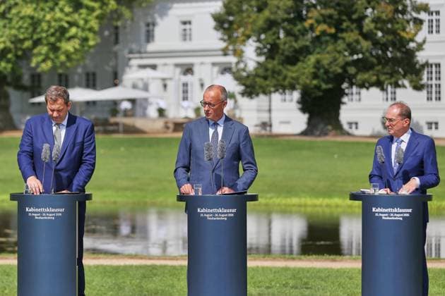 Neuhardenberg, Brandenburg, Deutschland, 26.08.2026: Schloss Neuhardenberg: Kabinettsklausur: Pressekonferenz zum Abschluss der Kabinettsklausur mit Bundesminister der Finanzen Lars Klingbeil (SPD), Bundeskanzler Friedrich Merz (CDU) und Bundesminister des Innern Alexander Dobrindt (CSU) *** Neuhardenberg, Brandenburg, Germany, August 26, 2026 Neuhardenberg Castle Cabinet Retreat Press conference following the conclusion of the cabinet retreat with Federal Minister of Finance Lars Klingbeil (SPD), Federal Chancellor Friedrich Merz (CDU), and Federal Minister of the Interior Alexander Dobrindt (CSU) Copyright: xdtsxNachrichtenagenturx dts_131267