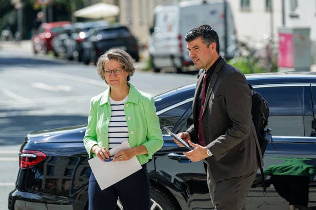 26.08.2026. Düsseldorf. Im Rahmen der diesjährigen Aktionstage besucht Ina Scharrenbach, NRW-Ministerin für Heimat, Kommunales, Bau und Digitalisierung des Landes Nordrhein-Westfalen den GOL:D ECK Landmarken Neubau mit gemischter Nutzung. Hier in Begleitung von Erik Uwe Amaya (Haus & Grund Rheinland Ruhr (r). Düsseldorf Lütticher Straße 1 Nordrhein-Westfalen Deutschland *** August 26, 2026, Düsseldorf: As part of this year’s action days, Ina Scharrenbach, North Rhine-Westphalia’s Minister for Home Affairs, Municipal Affairs, Construction, and Digitalization, will visit the GOL D ECK Landmarken mixed-use new construction project. She will be accompanied by Erik Uwe Amaya of Haus Grund Rheinland Ruhr in Düsseldorf, Lütticher Straße 1, N