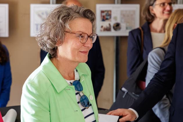 26.08.2026. Düsseldorf. Im Rahmen der diesjährigen Aktionstage besucht Ina Scharrenbach, NRW-Ministerin für Heimat, Kommunales, Bau und Digitalisierung des Landes Nordrhein-Westfalen den GOL:D ECK Landmarken Neubau mit gemischter Nutzung. Düsseldorf Lütticher Straße 1 Nordrhein-Westfalen Deutschland *** August 26, 2026, Düsseldorf: As part of this year’s action days, Ina Scharrenbach, Minister for Home Affairs, Municipal Affairs, Construction, and Digitalization of the State of North Rhine-Westphalia, visits the GOL D ECK Landmarken mixed-use development at Lütticher Straße 1 in Düsseldorf, North Rhine-Westphalia, Germany.