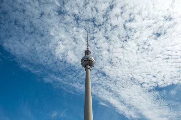 Berlin, Deutschland, 26. August 2026: Blick über den Alexanderplatz in Berlin-Mitte mit der Weltzeituhr und dem Berliner Fernsehturm im Hintergrund. Der Alexanderplatz zählt zu den bekanntesten Plätzen der deutschen Hauptstadt und ist geprägt vom Stadtbild des ehemaligen Ost-Berlins. Fernsehturm und Alexanderplatz *** Berlin, Germany, August 26, 2026: A view across Alexanderplatz in Berlin-Mitte, with the World Time Clock and the Berlin TV Tower in the background. Alexanderplatz is one of the most famous squares in the German capital and is a defining feature of the cityscape of former East Berlin. The TV Tower and Alexanderplatz