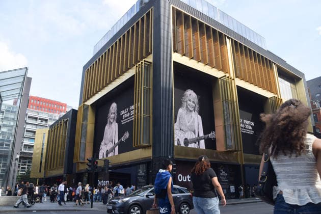 August 26, 2026, London, England, United Kingdom: A tribute to Dolly Parton is displayed at the arts and entertainment venue Outernet in LondonÃ¢â‚¬â ¢s West End. The country music legend and actress died aged 80. London United Kingdom - ZUMAv130 20260826_zip_v130_004 Copyright: xVukxValcicx
