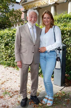 Schlosspark Theater, Jahrespressekonferenz im Schlosspark Theater, Berlin, 26.08.2026 Dieter Hallervorden mit seiner Frau Christiane Zander bei der Jahrespressekonferenz für die Spielzeit 2026 27 im Schloßparktheater in Berlin am 26.8.2026 Berlin Schlosspark Theater Copyright: xAnitaxBuggex