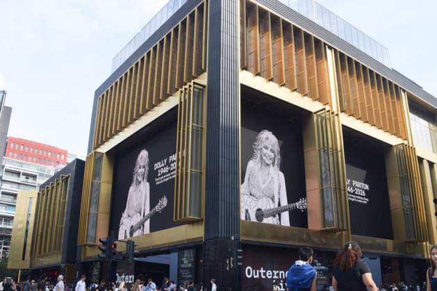 August 26, 2026, London, England, United Kingdom: A tribute to Dolly Parton is displayed at the arts and entertainment venue Outernet in LondonÃ¢â‚¬â ¢s West End. The country music legend and actress died aged 80. London United Kingdom - ZUMAv130 20260826_zip_v130_012 Copyright: xVukxValcicx