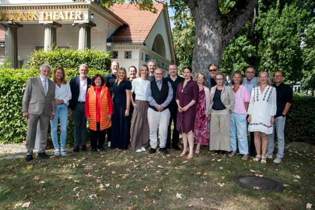 ABB SCHLOSSPARK- Dieter Hallervorden, Christiane Zander, Marko Pustisek, Brigitte Grothum, Kai Wiesinger, Barbara Maria Sava, Max Tidof, Judith Richter, Heinrich Schafmeister, Frank-Lorenz Engel, Nicholas Reinke, Isabel Polak, Nathalie Hallervorden, Anatol Preissler, Maria Hartmann, Katja Wolff, Manfred Langer, Irene Christ (Regie) und Philip Tiedemann zu Gast bei Jahrespressekonferenz zur Spielzeit 2026 27 im Schlosspark Theater 26.AUGUST 2026 in Berlin Berlin Deutschland