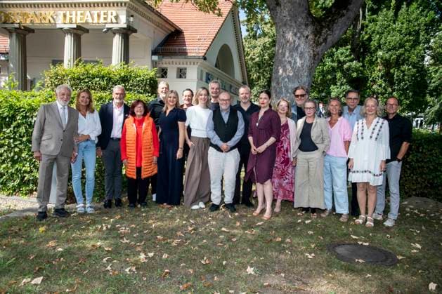 ABB SCHLOSSPARK- Dieter Hallervorden, Christiane Zander, Marko Pustisek, Brigitte Grothum, Kai Wiesinger, Barbara Maria Sava, Max Tidof, Judith Richter, Heinrich Schafmeister, Frank-Lorenz Engel, Nicholas Reinke, Isabel Polak, Nathalie Hallervorden, Anatol Preissler, Maria Hartmann, Katja Wolff, Manfred Langer, Irene Christ (Regie) und Philip Tiedemann zu Gast bei Jahrespressekonferenz zur Spielzeit 2026 27 im Schlosspark Theater 26.AUGUST 2026 in Berlin Berlin Deutschland