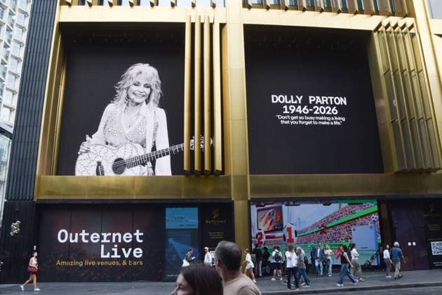 August 26, 2026, London, United Kingdom: A tribute to Dolly Parton is displayed at the arts and entertainment venue Outernet in the West End..The iconic singer, songwriter and actress died aged 80. London United Kingdom - ZUMAs197 20260826_aaa_s197_024 Copyright: xVukxValcicx
