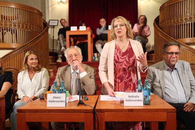 Christiane Zander, Dieter Hallervorden und Nathalie Hallervorden bei der Jahrespressekonferenz zur Spielzeit 2026 27 im Schlosspark Theater. Berlin, 26.08.2026 Copyright: xAgenturxMatthiasxWehnertx xM.xGränzdörferx