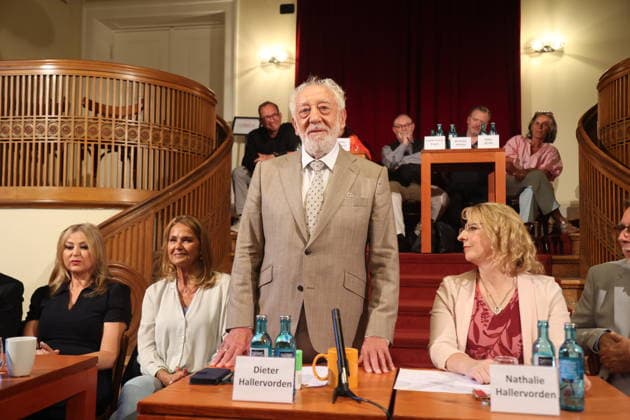 Christiane Zander, Dieter Hallervorden und Nathalie Hallervorden bei der Jahrespressekonferenz zur Spielzeit 2026 27 im Schlosspark Theater. Berlin, 26.08.2026 Copyright: xAgenturxMatthiasxWehnertx xM.xGränzdörferx