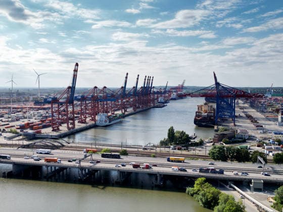 Containerschiffe liegen an der 1400 Meter langen Kaianlage des Containerterminal Burchardkai, der zur HHLA im Hamburger Hafen gehört, links der Container-Terminal von Eurogate, im Vordergrund der Rugenberger Hafen, die Autobahn A7 und die Waltershofer Brücken, Waltershofer Hafen, Hamburg 26.8.2026
