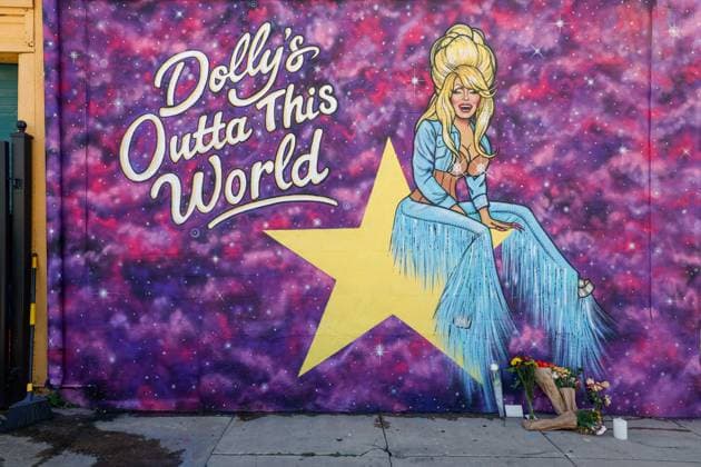 August 26, 2026, Tampa, Florida, USA: Fans mourn the passing of country music superstar and philanthropist, Dolly, Parton, by placing notes and flowers at her mural and near Robertson Leisure Living on Wednesday, Aug. 26, 2026, in Tampa. Tampa USA  - ZUMAs70_ 20260826_zan_s70_023 Copyright: xJeffereexWoox