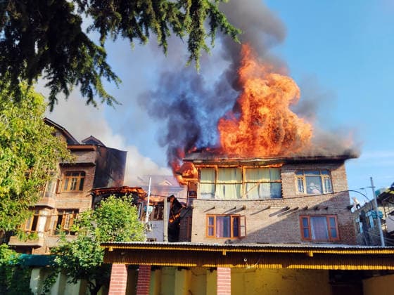RECORD DATE NOT STATED A fire breaks out at a residential building in Srinagar Srinagar, Aug 26 (ANI): Flames and smoke billow out from a residential building as a fire breaks out in the Watal Kadal area, in Srinagar on Wednesday. Srinagar Jammu & Kashmir India Copyright: xANIx ANI_20260826413