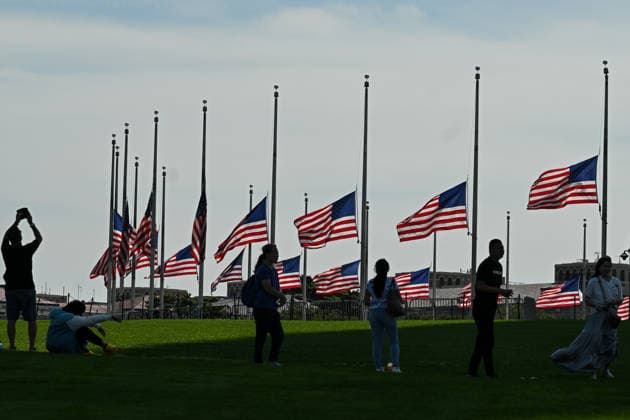 US flags lowered to half-staff in honor of Dolly Parton WASHINGTON, D.C., UNITED STATES - AUGUST 26: The U.S. flags are lowered to half-staff around the Washington Monument in Washington, DC, on August 26, 2026, in honor of country music icon and philanthropist Dolly Parton, who died at 80. Parton rose from poverty in rural Tennessee to become one of the most celebrated figures in country music and a renowned philanthropist. Mehmet Eser Anadolu Washington United States. Editorial use only. Please get in touch for any other usage.  Copyright: x2026xAnadoluxMehmetxEserx