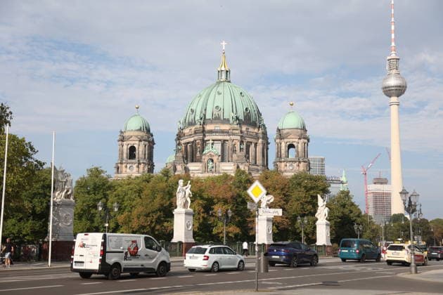 Berlin, Deutschland, 26. August 2026: Stellt euch mal vor, ihr steht im Lustgarten auf der Berliner Museumsinsel und blickt auf den imposanten Berliner Dom und das Neue Museum. Die Museumsinsel ist nicht nur ein echtes Stück Berliner Geschichte, sondern auch UNESCO-Welterbe und gehört zu den absoluten Highlights der Stadt. Ein Ort, an dem man einfach mal durchatmen und die beeindruckende Architektur genießen kann. Copyright: xAgenturxMatthiasxWehnertx xM.xGränzdörferx