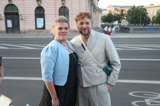 Gisa Flake mit Knud Riepen bei der Ankunft zum festlichen Empfang anlässlich der Eröffnung der 15. UFA Filmnächte im Kolonnadenhof auf der Museumsinsel in Berlin. Berlin, 26.08.2026 Copyright: xAgenturxMatthiasxWehnertx xM.xGränzdörferx