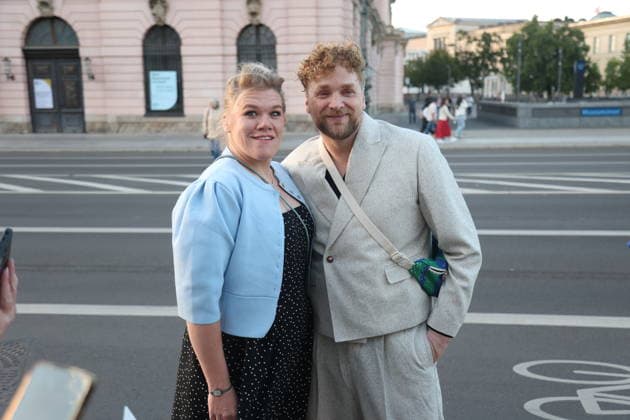 Gisa Flake mit Knud Riepen bei der Ankunft zum festlichen Empfang anlässlich der Eröffnung der 15. UFA Filmnächte im Kolonnadenhof auf der Museumsinsel in Berlin. Berlin, 26.08.2026 Copyright: xAgenturxMatthiasxWehnertx xM.xGränzdörferx