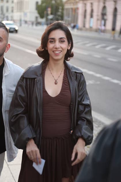 Suri Abbassi bei der Ankunft zum festlichen Empfang anlässlich der Eröffnung der 15. UFA Filmnächte im Kolonnadenhof auf der Museumsinsel in Berlin. Berlin, 26.08.2026 Copyright: xAgenturxMatthiasxWehnertx xM.xGränzdörferx
