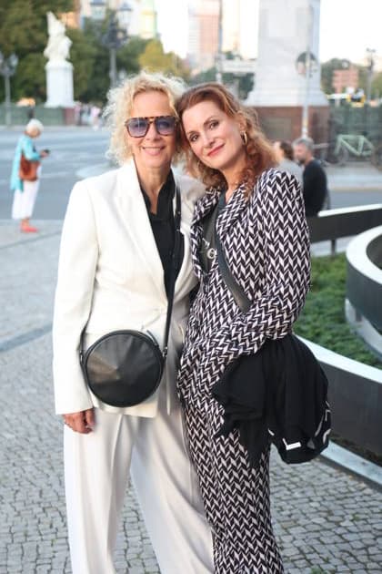 Katja Riemann und Nadine Schori bei der Ankunft zum festlichen Empfang anlässlich der Eröffnung der 15. UFA Filmnächte im Kolonnadenhof auf der Museumsinsel in Berlin. Berlin, 26.08.2026 Copyright: xAgenturxMatthiasxWehnertx xM.xGränzdörferx